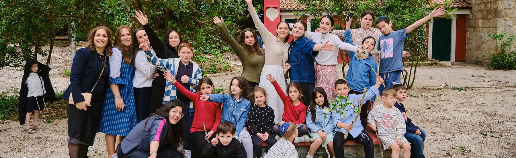 ילדים משחקים בקידס קלאב של Olam בזמן פסח בכרתים