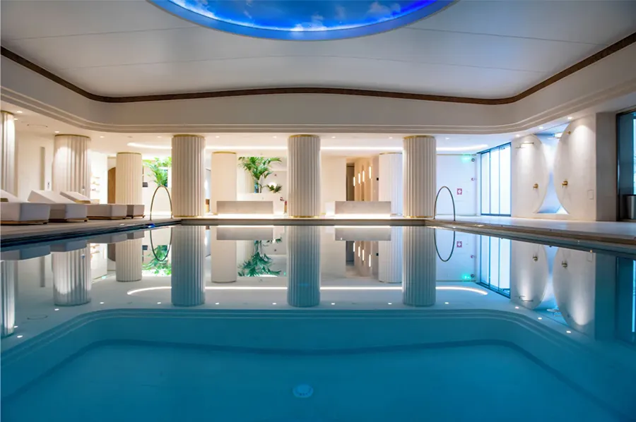Vaste piscine intérieure enrichie en eau de mer à l'Aquila Rithymna Beach