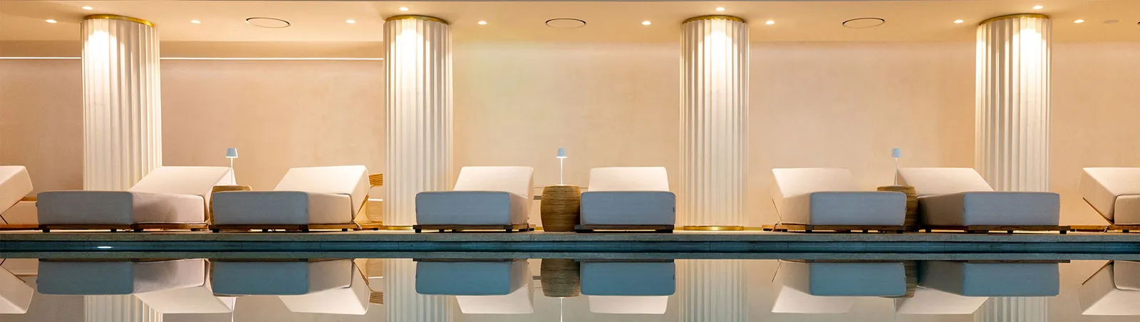 Piscine intérieure d'eau de mer et sanctuaire de bien-être à l'Aquila Rithymna Beach